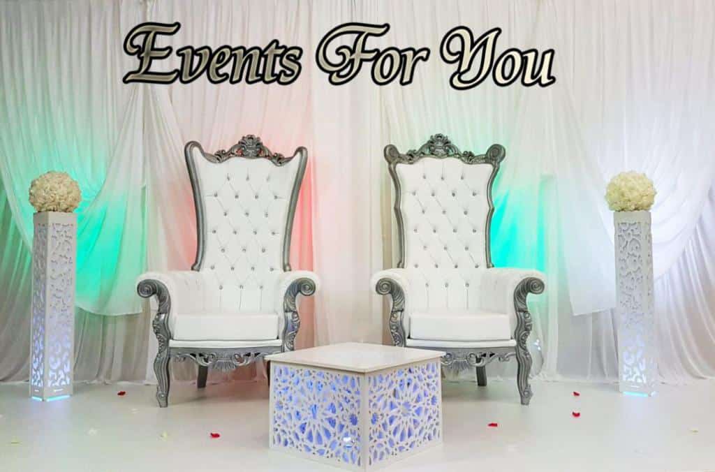 Chaises trônes blanches et argentées, table lumineuse et colonnes fleuries. Décor de mariage luxe "Events For You".